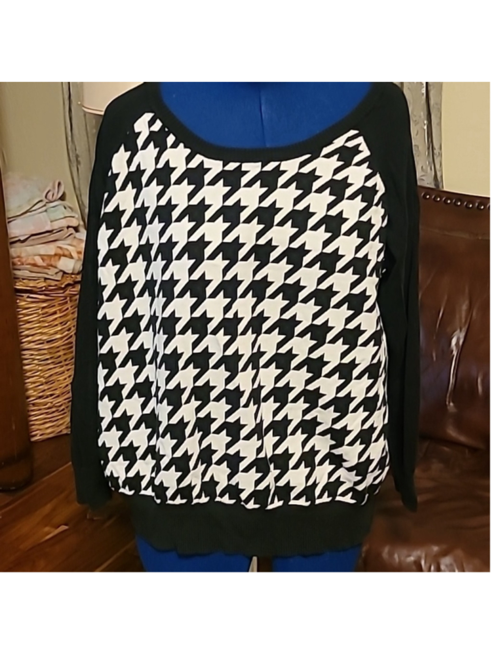 Torrid sz 3. Houndstooth pull over sweater(#732) good preowned condition.
